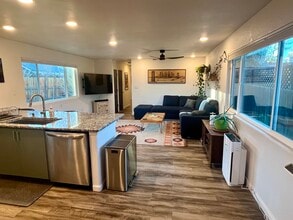 Building Photo - 915 University Ter