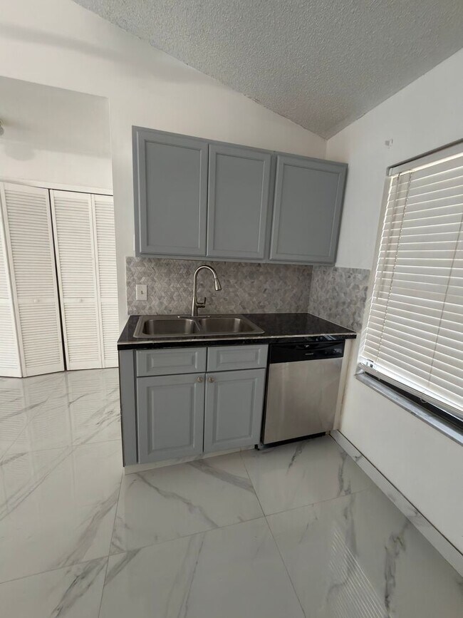 Building Photo - 9142 Sabal Palm Cir