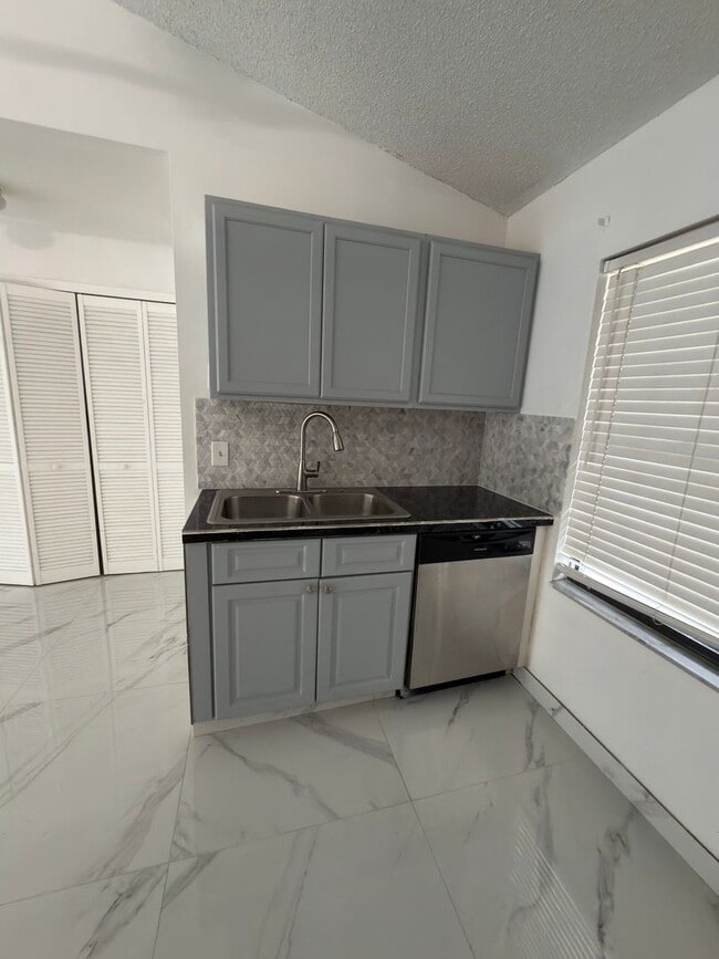 Foto del edificio - 9142 Sabal Palm Cir