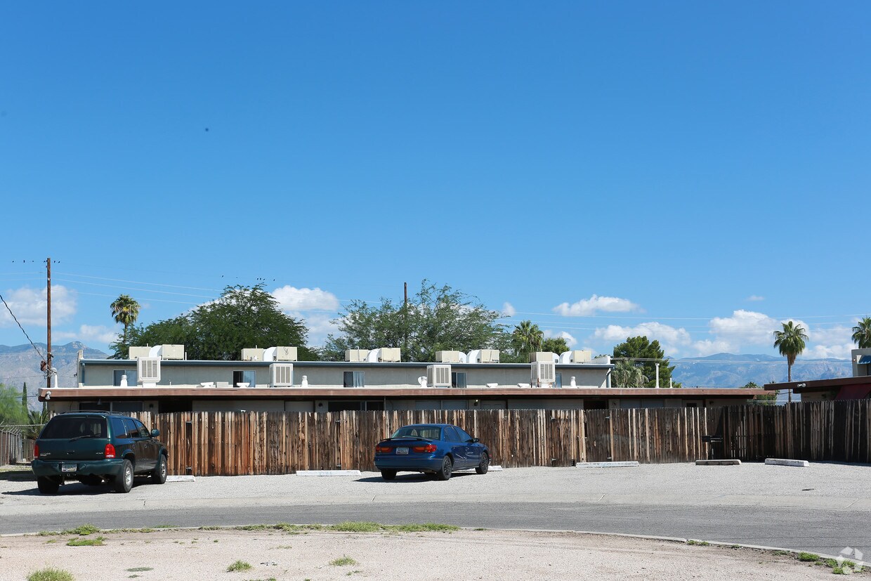 Primary Photo - Helen St Apartments