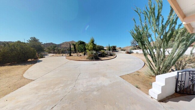 Building Photo - Upgraded Pet Friendly Home with MASSIVE de...