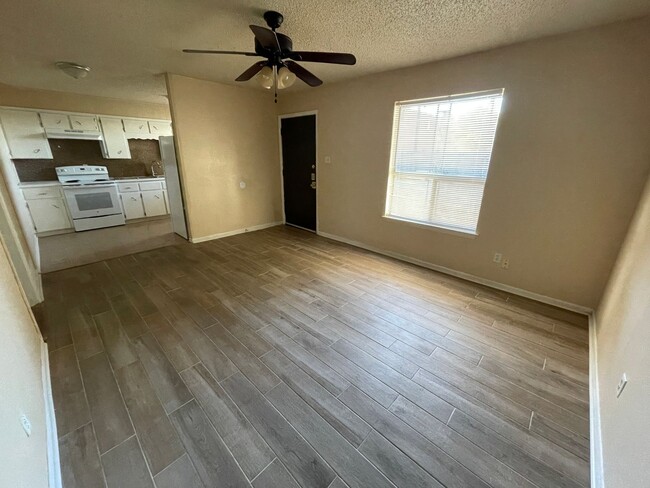 Building Photo - 425 W Avenue C