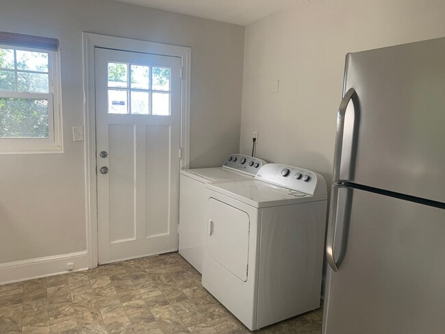 Foto del edificio - Adorable Two Bedroom Duplex in Plaza Midwo...