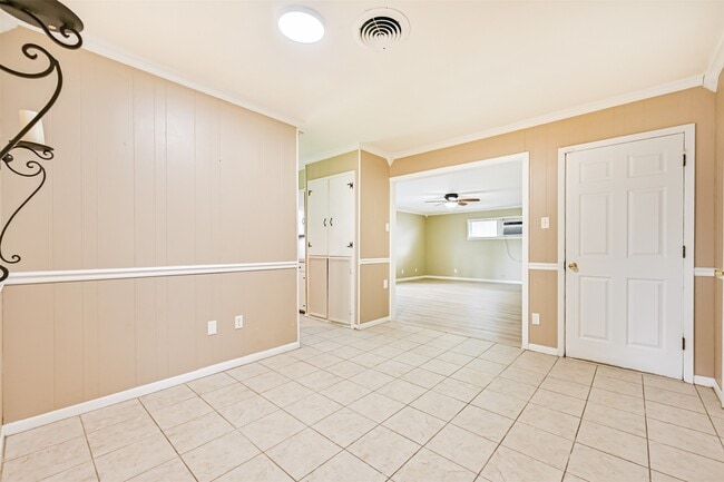 Building Photo - 807 Temple Dr