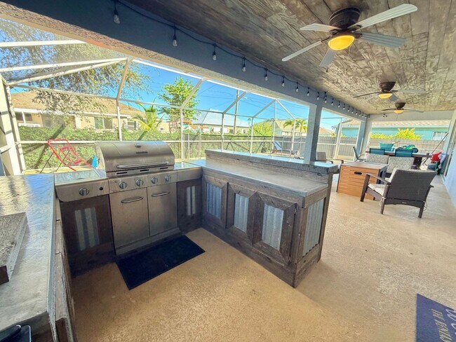 Building Photo - Beautiful Pool Home with 4 Beds, 2 Baths i...