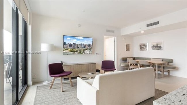 Building Photo - 601 NE 1st Ave