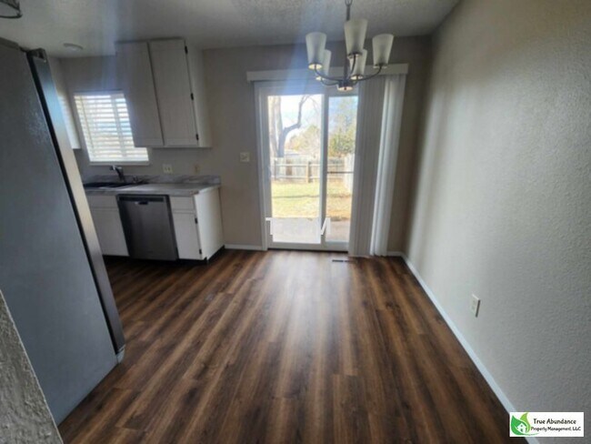 Foto del edificio - Beautiful and Pet Friendly Three Bedroom D...