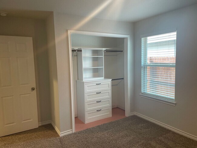 Building Photo - New FLour Bluff rental only $2200-ASAP Mov...