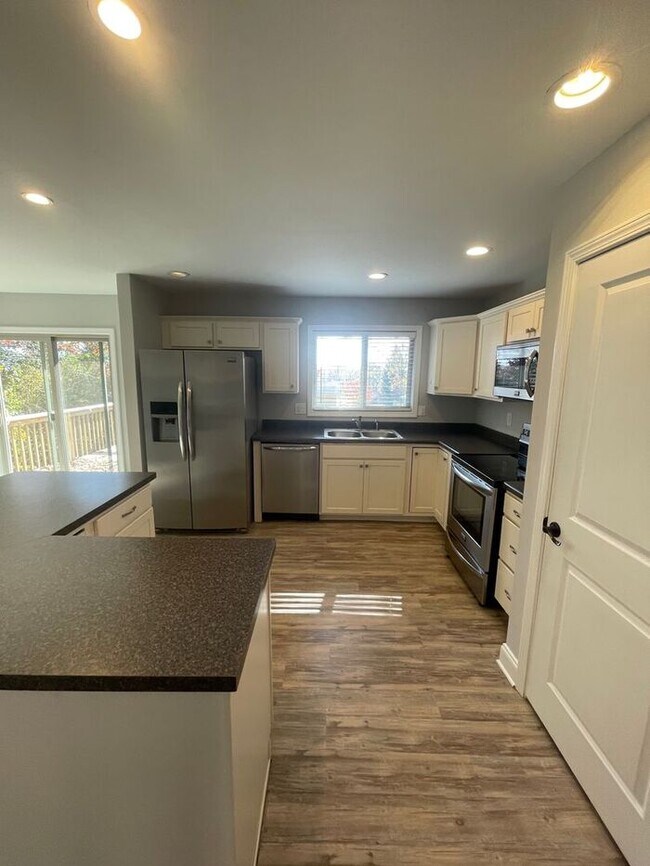 Building Photo - 4 Bedroom - 3 Bath Home with a 2 car garage in Farragut