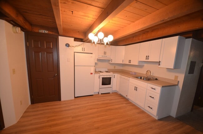 Building Photo - A 6 month lease at a 12 month rate includes most utilities!!  2 Bedroom Treehouse condo!  Best sk...