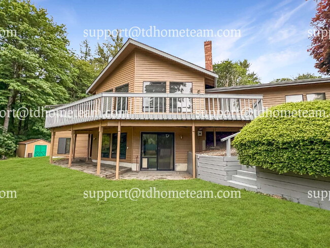 Building Photo - "Charming 3-Bed Retreat with Spacious Inte...