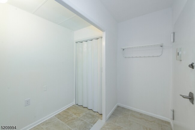 Building Photo - 467 Valley St