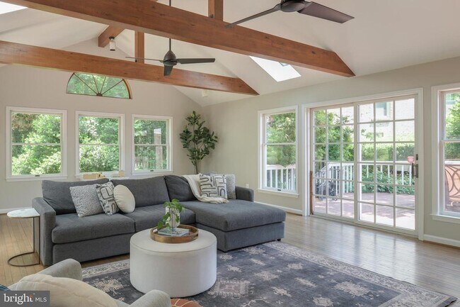 Foto del edificio - 701 Ridge Dr