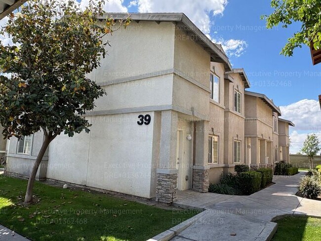 Foto del edificio - 2 bedroom 1.5 bathroom townhome located in a gated community near Hosking Ave/ S. Union Ave