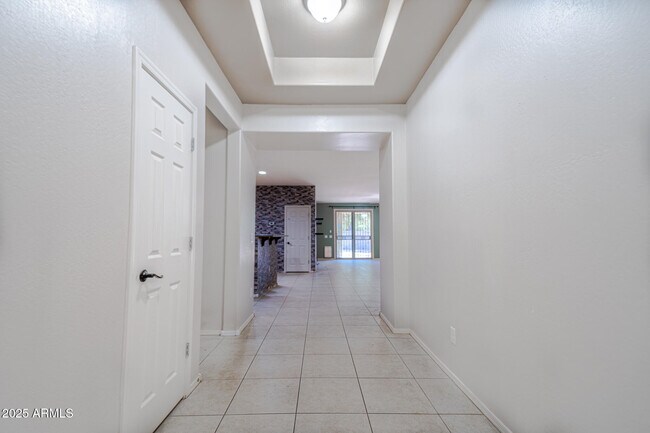Building Photo - 18433 W Sunnyslope Ln