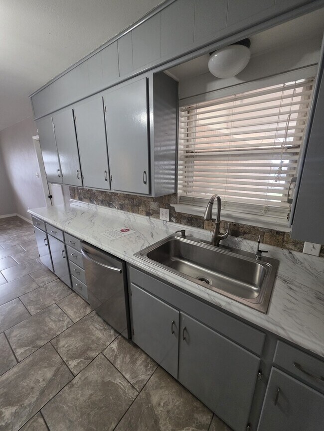 Building Photo - 3 bed 2 bath home with 2 car garage!