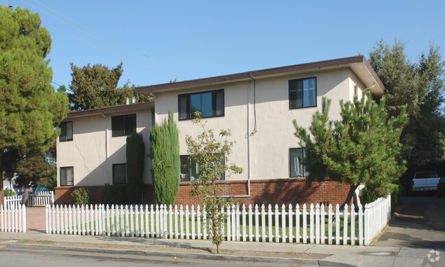 Building Photo - 605 Bryan Ave