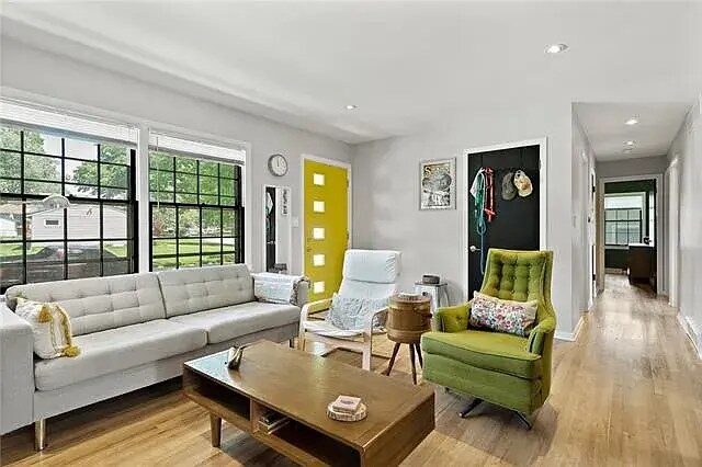 Foto del edificio - 319 E 100th Ter