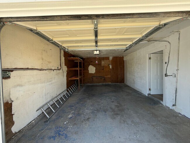 Building Photo - WoW! Newley Remodeled 3 BD 1 Ba house with a 1 Car Garage in East Bakersfield