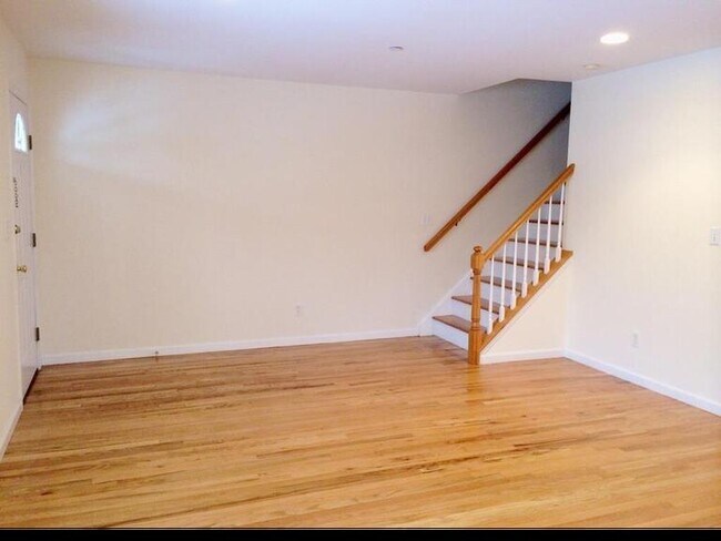 Foto del edificio - Townhouse Style 3 Bedroom 2 Bath Duplex $4...