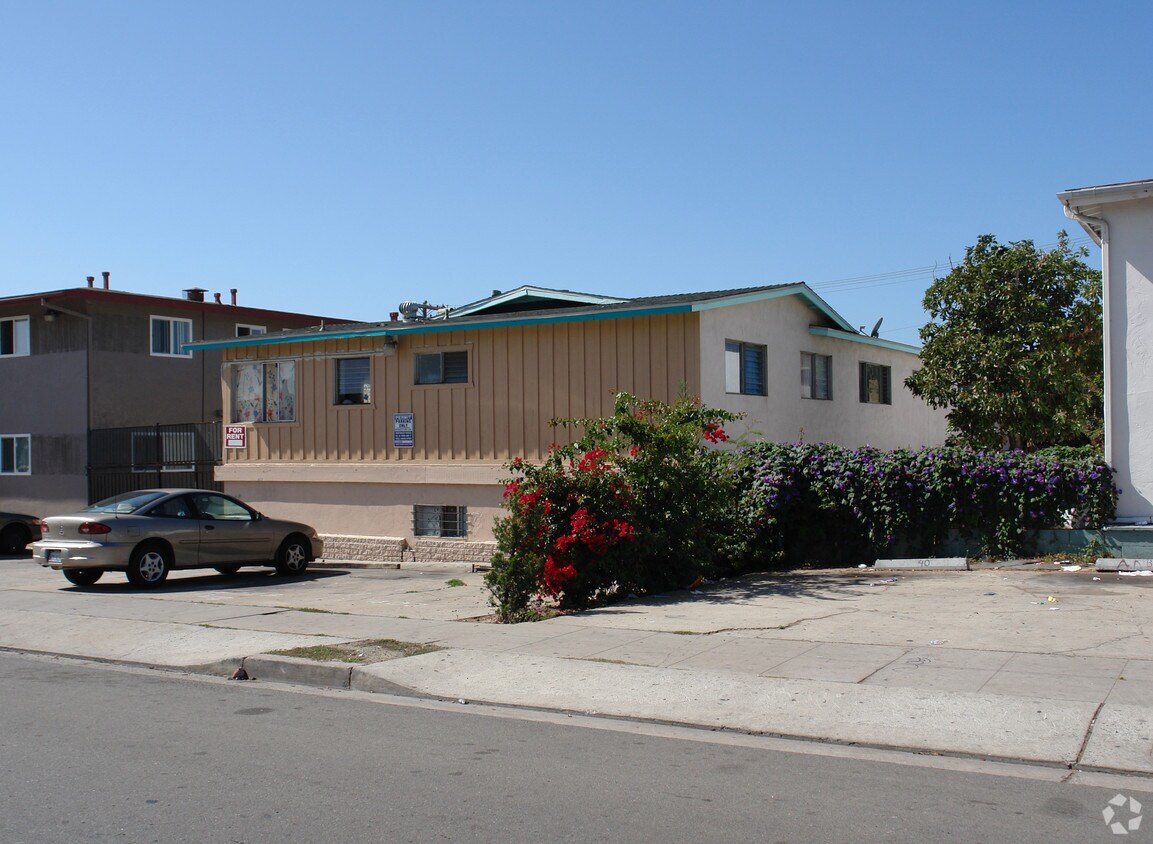 Primary Photo - 4026-4032 Winona Ave