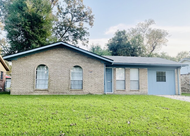 Building Photo - 1202 Ella Cir