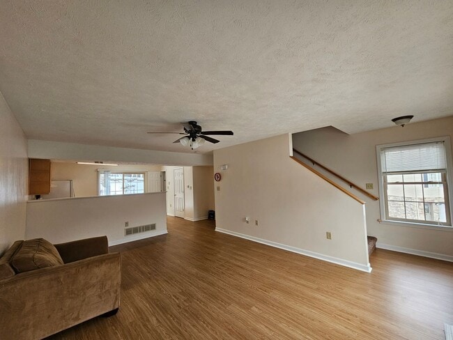 Building Photo - 2 Bedroom, 2.5 Bath Townhome Near Med Center - 08/05!