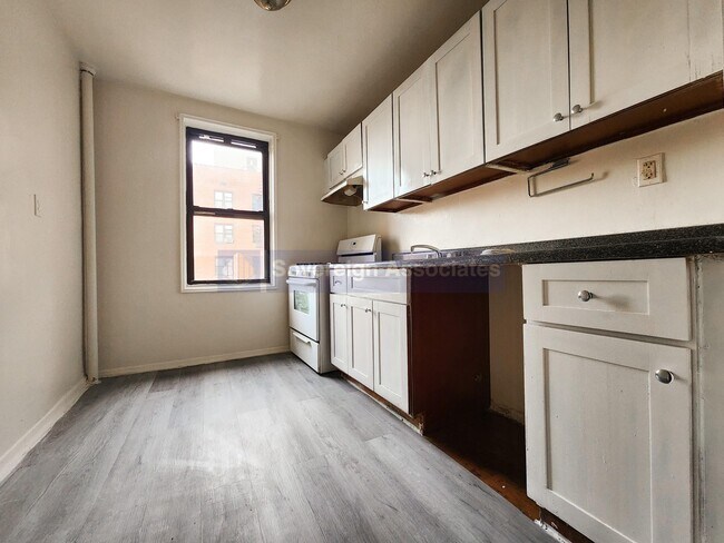 Foto del edificio - 525-527 Riverdale Avenue