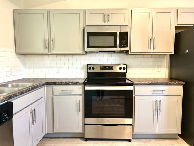 Building Photo - 2005 Willow Dr Building Photo - 2005 Willow Dr