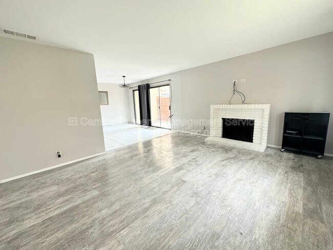 Foto del edificio - 955 Lamark Ln