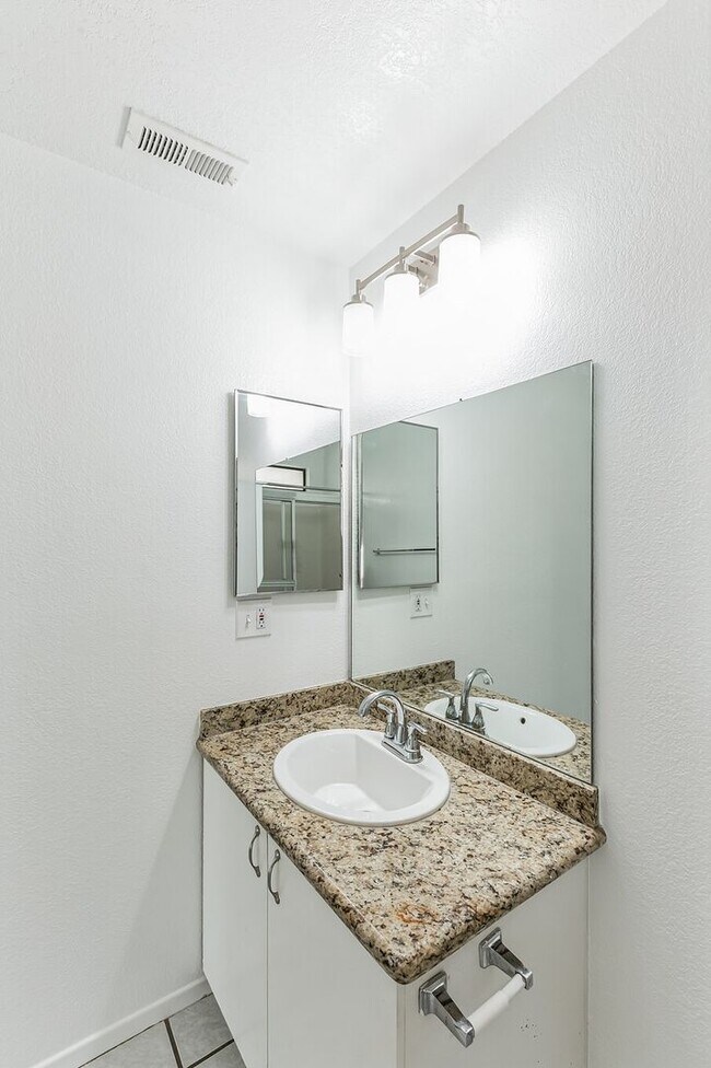 Building Photo - 28705 Ave La Paz