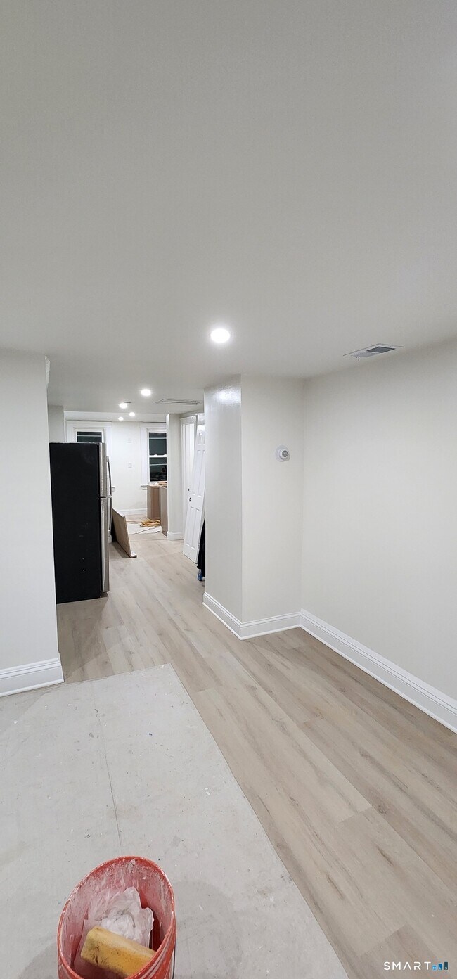 Foto del edificio - 1655 Iranistan Ave