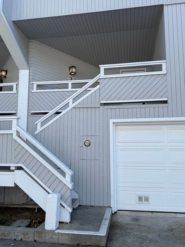 Building Photo - Newport Crest 2 Bedroom Townhouse / Newpor...