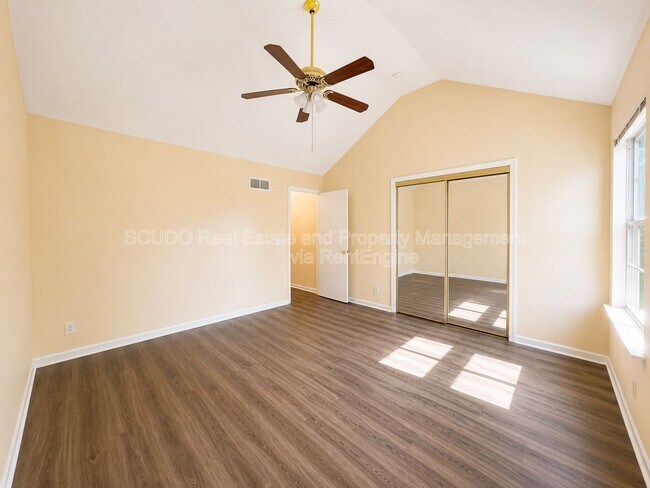 Foto del edificio - 10633 N Locust Ct