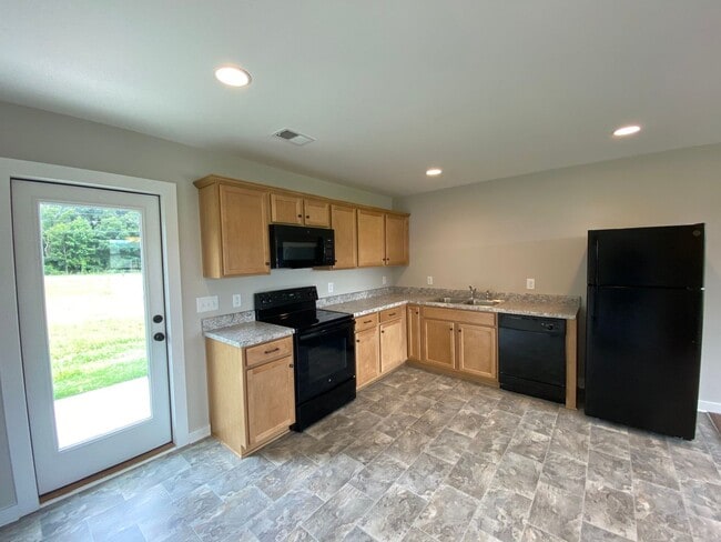Building Photo - Home for rent in Talladega... Available to...
