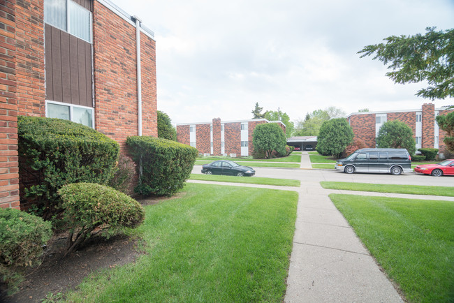 Building Photo - Carriage House Apartments