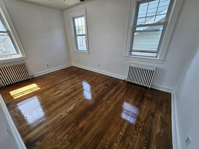 Foto del edificio - 824 Roosevelt Ave