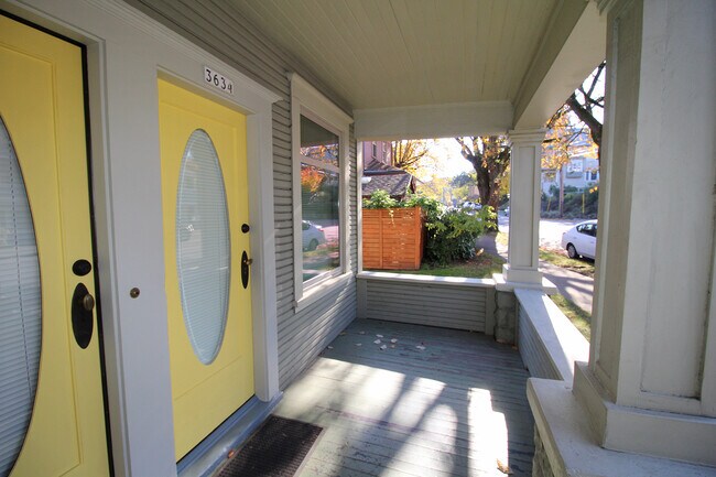 Building Photo - 3634 SE Milwaukie Ave