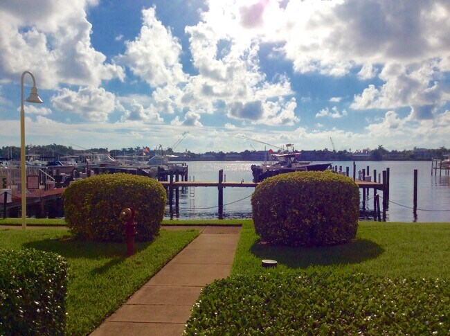 Building Photo - 103 Yacht Club Way