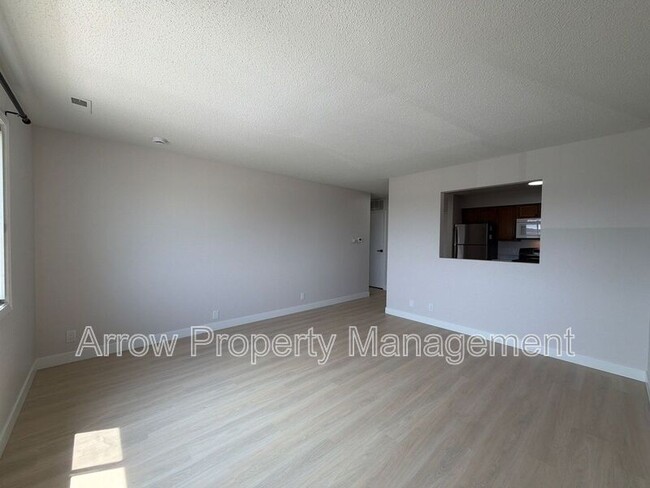 Building Photo - 515 W Saunders Ave