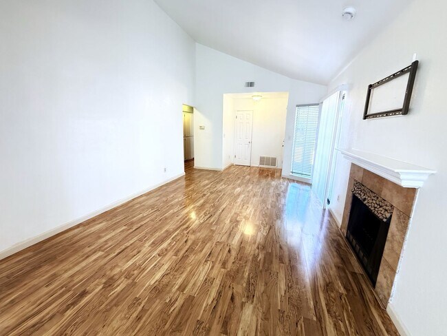 Foto del edificio - 208 Grovewood Loop N