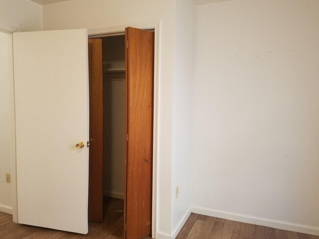 Building Photo - 812 Staunton Ave NW