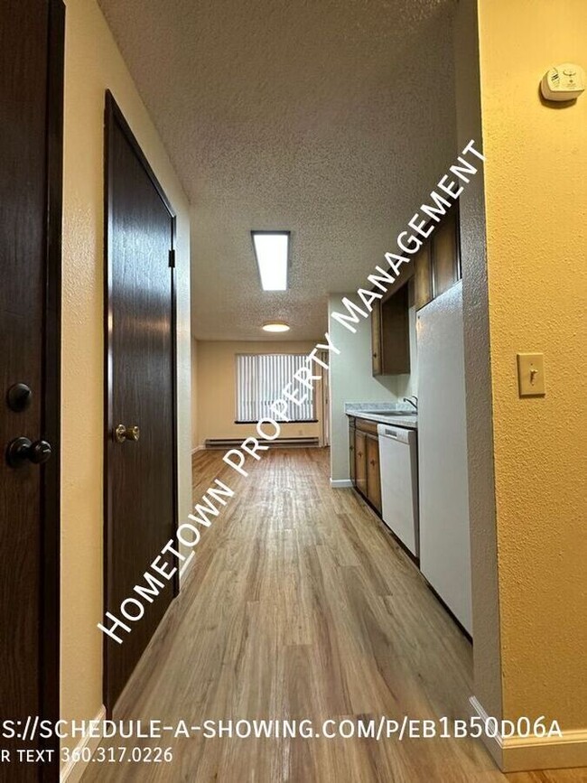 Building Photo - Updated 2 Bedroom Apartment with View of P...