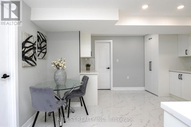 Building Photo - 92 Lillian Crescent