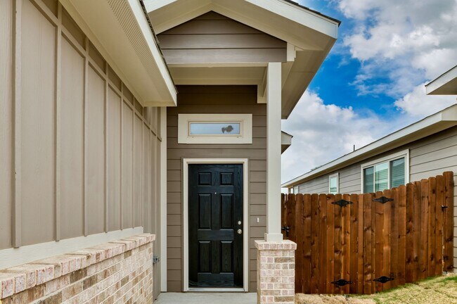 Foto del edificio - GORGEOUS 3 BEDROOM DUPLEX LOCATED IN MIDLO...