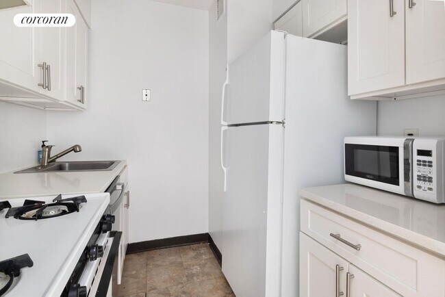 Foto del edificio - 301 E 45th St