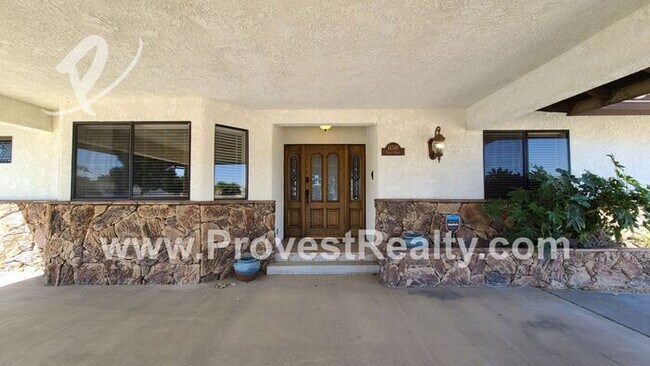 Foto del edificio - Huge 5 Bedroom, 2.5 Bath with 8 Car Garage...