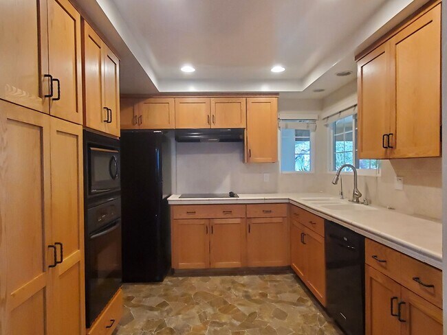 Building Photo - Spacious Single Family Home, A/C, Remodele...