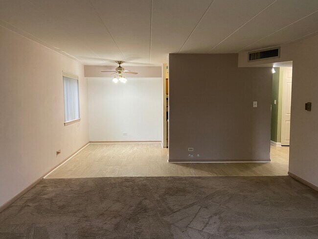 Foto del edificio - 300 S Roselle Rd