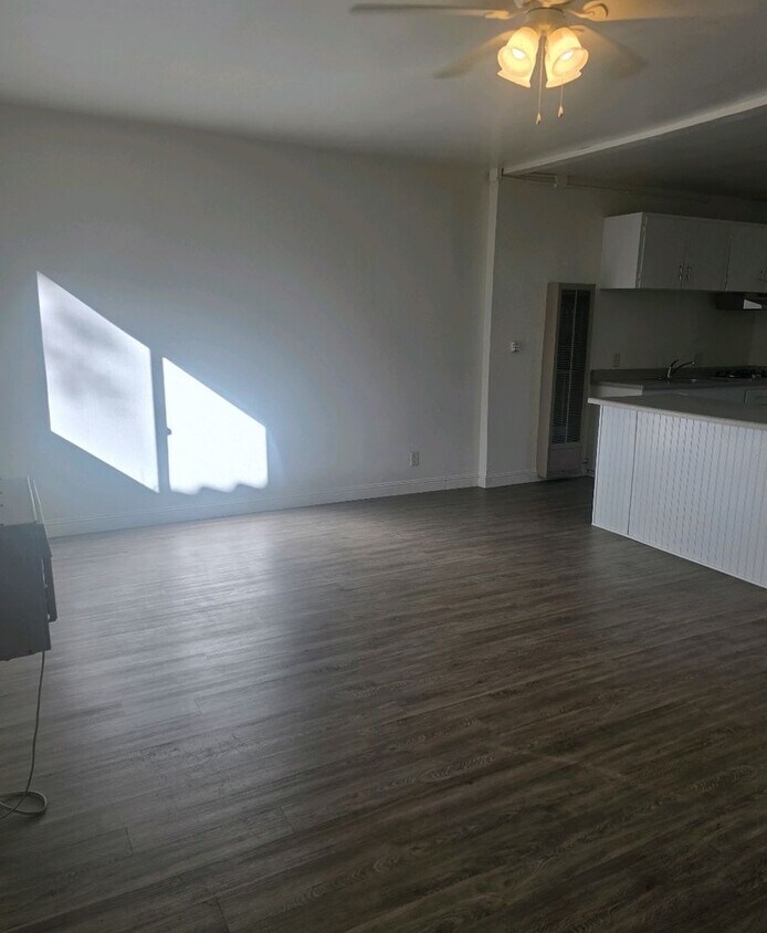 Building Photo - 611 10th St